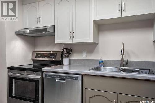 105 910 9Th Street E, Saskatoon, SK - Indoor Photo Showing Kitchen With Double Sink