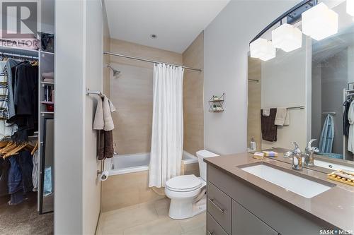 2408 Dufferin Avenue, Saskatoon, SK - Indoor Photo Showing Bathroom