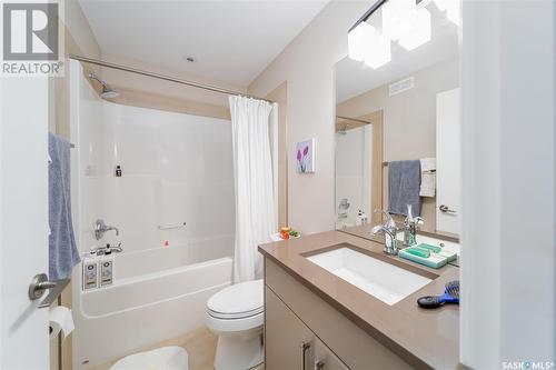 2408 Dufferin Avenue, Saskatoon, SK - Indoor Photo Showing Bathroom