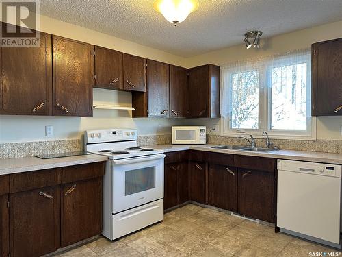 1326 Glendale Street, Moose Jaw, SK - Indoor Photo Showing Kitchen With Double Sink