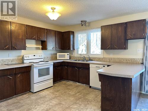 1326 Glendale Street, Moose Jaw, SK - Indoor Photo Showing Kitchen With Double Sink