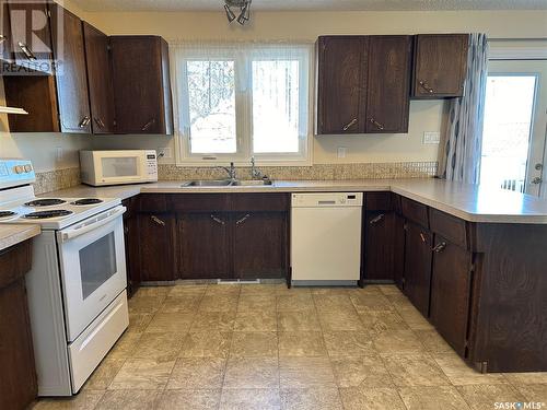 1326 Glendale Street, Moose Jaw, SK - Indoor Photo Showing Kitchen With Double Sink