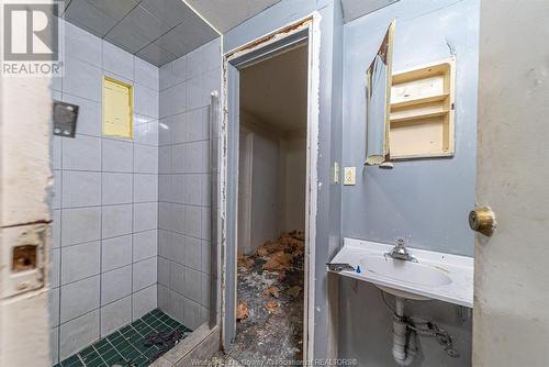 663 Marentette Avenue, Windsor, ON - Indoor Photo Showing Bathroom