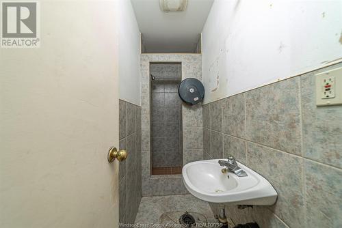 663 Marentette Avenue, Windsor, ON - Indoor Photo Showing Bathroom