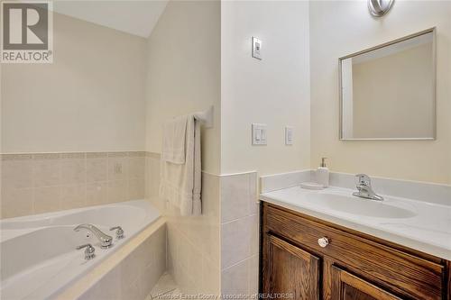 3869 Maguire, Windsor, ON - Indoor Photo Showing Bathroom