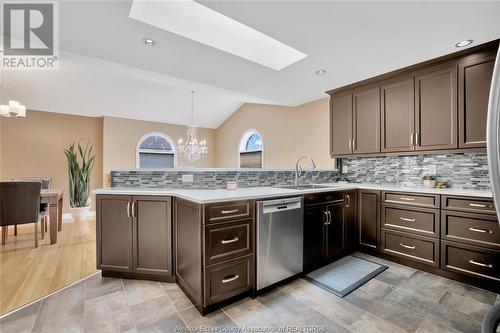 3869 Maguire, Windsor, ON - Indoor Photo Showing Kitchen With Upgraded Kitchen