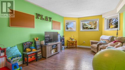 74 Walker Drive, Kingsville, ON - Indoor Photo Showing Living Room