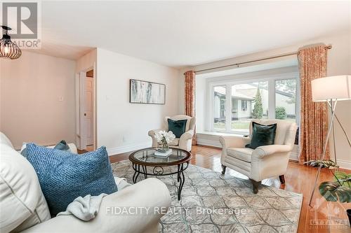 2 Kittansett Court, Ottawa, ON - Indoor Photo Showing Living Room