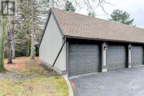 2 Kittansett Court, Ottawa, ON - Outdoor