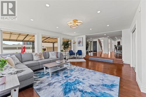 8830 Riverside Drive, Windsor, ON - Indoor Photo Showing Living Room