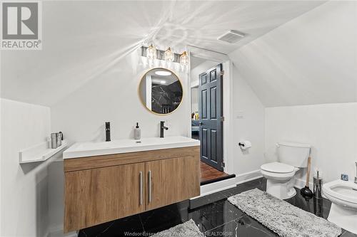 8830 Riverside Drive, Windsor, ON - Indoor Photo Showing Bathroom