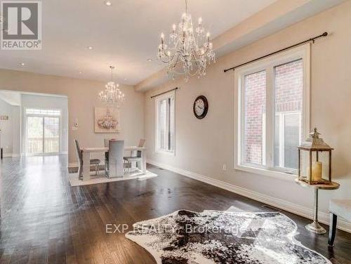 50 Sharonview Crescent, East Gwillimbury, ON - Indoor Photo Showing Living Room