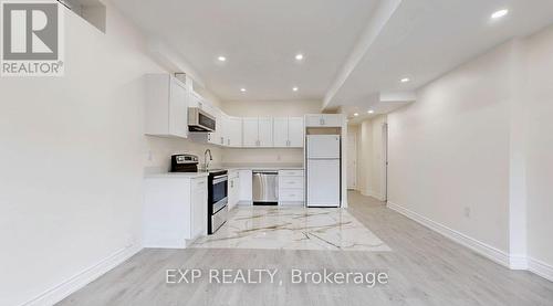 50 Sharonview Crescent, East Gwillimbury, ON - Indoor Photo Showing Kitchen