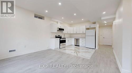 50 Sharonview Crescent, East Gwillimbury, ON - Indoor Photo Showing Kitchen