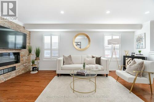 9 Rosario Drive, Vaughan, ON - Indoor Photo Showing Living Room