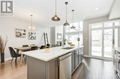 725 Twist Way, Ottawa, ON - Indoor Photo Showing Kitchen With Upgraded Kitchen