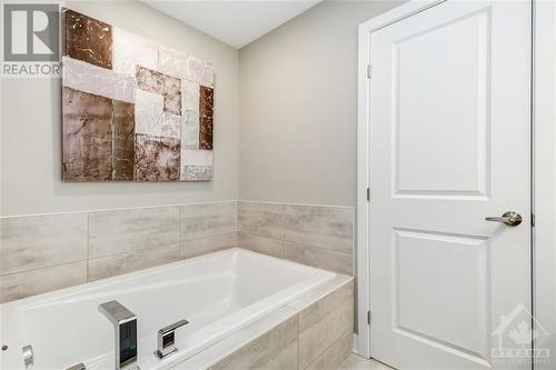 725 Twist Way, Ottawa, ON - Indoor Photo Showing Bathroom