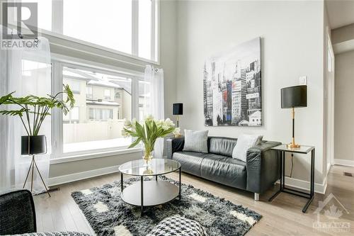 725 Twist Way, Ottawa, ON - Indoor Photo Showing Living Room