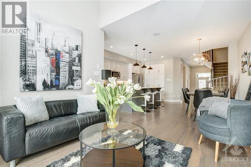 725 Twist Way, Ottawa, ON - Indoor Photo Showing Living Room