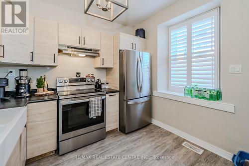 16 - 18 St Andrews Street, Cambridge, ON - Indoor Photo Showing Kitchen