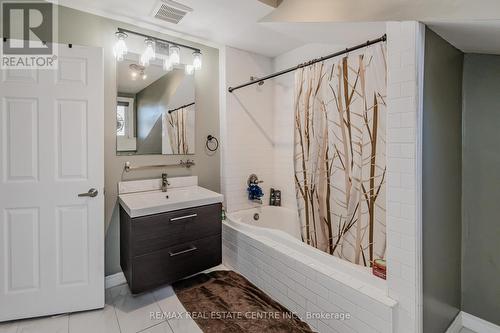 16 - 18 St Andrews Street, Cambridge, ON - Indoor Photo Showing Bathroom