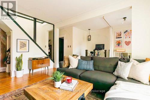 109 Fairleigh Avenue S, Hamilton, ON - Indoor Photo Showing Living Room