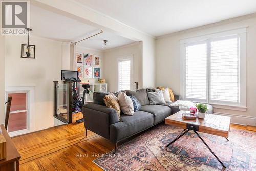 109 Fairleigh Avenue S, Hamilton, ON - Indoor Photo Showing Living Room