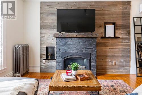 109 Fairleigh Avenue S, Hamilton, ON - Indoor Photo Showing Living Room With Fireplace