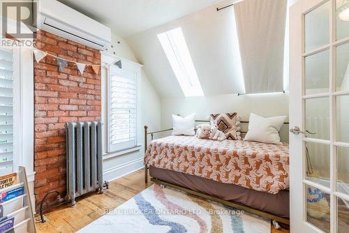 109 Fairleigh Avenue S, Hamilton, ON - Indoor Photo Showing Bedroom