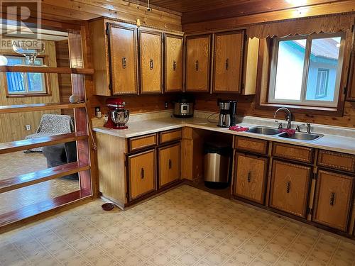 2013 Hepburn Drive, Fruitvale, BC - Indoor Photo Showing Kitchen With Double Sink