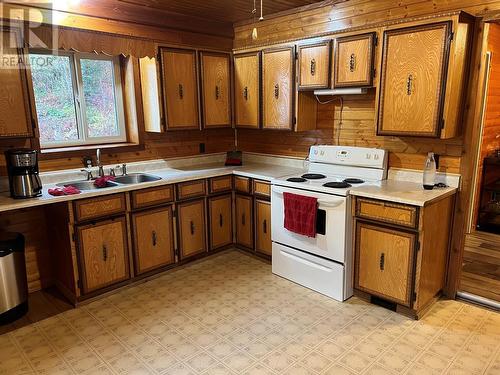 2013 Hepburn Drive, Fruitvale, BC - Indoor Photo Showing Kitchen With Double Sink