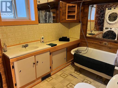 2013 Hepburn Drive, Fruitvale, BC - Indoor Photo Showing Bathroom