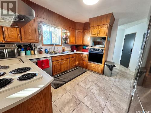 315 Albert Street, Radisson, SK - Indoor Photo Showing Kitchen With Double Sink