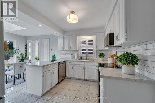 47 Stratton Crescent, Whitby, ON - Indoor Photo Showing Kitchen