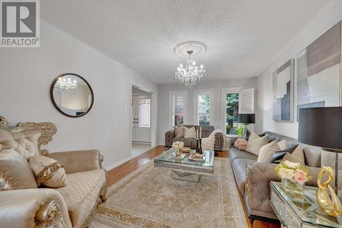 47 Stratton Crescent, Whitby, ON - Indoor Photo Showing Living Room