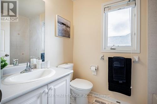 88 Madison Avenue, Richmond Hill, ON - Indoor Photo Showing Bathroom