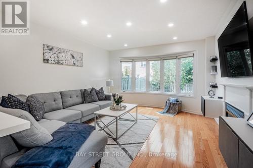 88 Madison Avenue, Richmond Hill, ON - Indoor Photo Showing Living Room