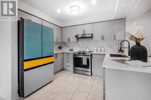 88 Madison Avenue, Richmond Hill, ON - Indoor Photo Showing Kitchen With Double Sink With Upgraded Kitchen