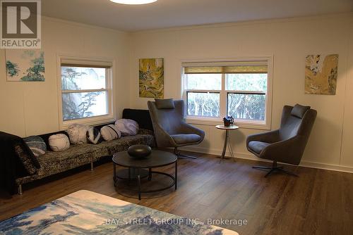 387 Raines Street, Georgina, ON - Indoor Photo Showing Living Room