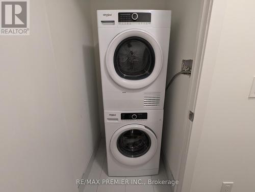 513 - 9 Steckley House Lane, Richmond Hill, ON - Indoor Photo Showing Laundry Room