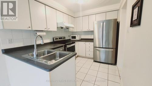 22 Elmpark Court, Richmond Hill, ON - Indoor Photo Showing Kitchen With Double Sink