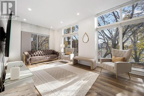 114 - 18 Harding Boulevard, Richmond Hill, ON - Indoor Photo Showing Living Room