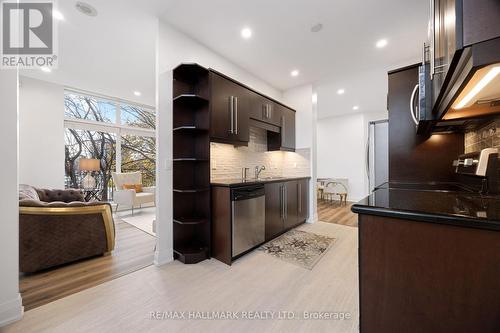 114 - 18 Harding Boulevard, Richmond Hill, ON - Indoor Photo Showing Kitchen With Upgraded Kitchen