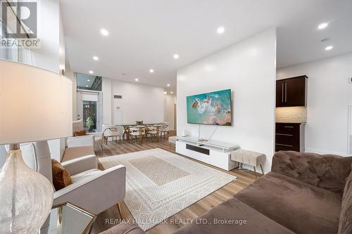 114 - 18 Harding Boulevard, Richmond Hill, ON - Indoor Photo Showing Living Room