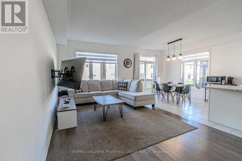 2252 Grainger Loop, Innisfil, ON - Indoor Photo Showing Living Room