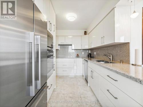 604 - 7 Townsgate Drive, Vaughan, ON - Indoor Photo Showing Kitchen With Double Sink With Upgraded Kitchen