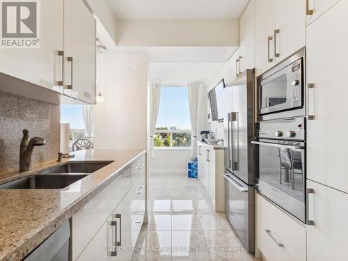 604 - 7 Townsgate Drive, Vaughan, ON - Indoor Photo Showing Kitchen With Double Sink With Upgraded Kitchen