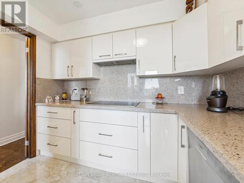 604 - 7 Townsgate Drive, Vaughan, ON - Indoor Photo Showing Kitchen With Upgraded Kitchen