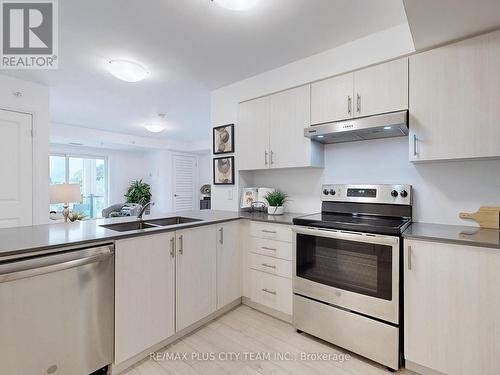 2218 - 481 Rupert Avenue, Whitchurch-Stouffville, ON - Indoor Photo Showing Kitchen With Double Sink