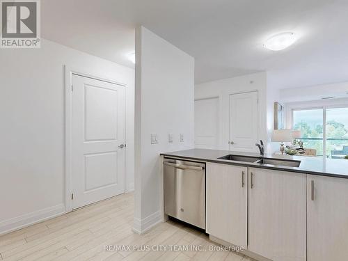 2218 - 481 Rupert Avenue, Whitchurch-Stouffville, ON - Indoor Photo Showing Kitchen With Double Sink